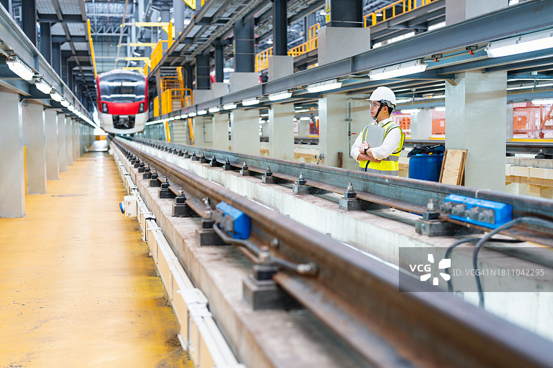 工程师在列车维护期间检查机车图片素材