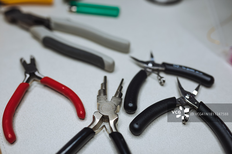 摆放在白色桌面上的各种钳子图片素材