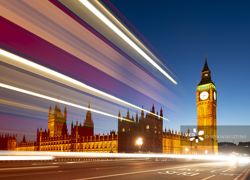 英国伦敦威斯敏斯特与大本钟及车流光轨图片素材