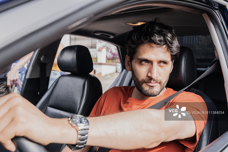 中年男人在城市开车图片素材