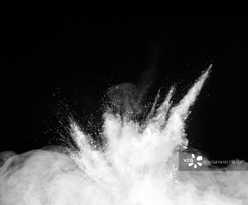 黑色背景上由灰尘和烟雾爆炸产生的冲击波图片素材