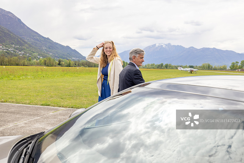 司机为女商人打开车门图片素材