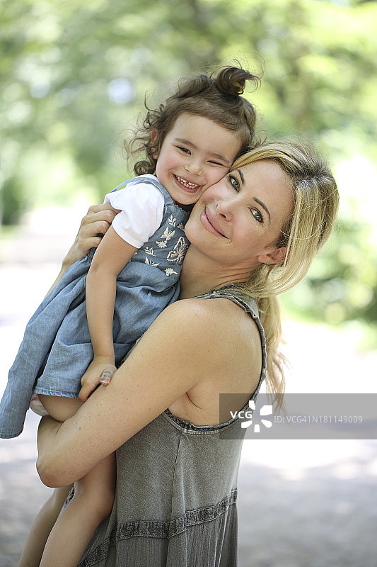 快乐的母女图片素材