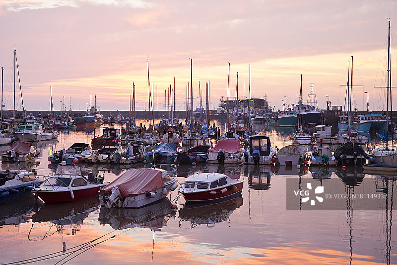 日出时分的布里德灵顿港口图片素材