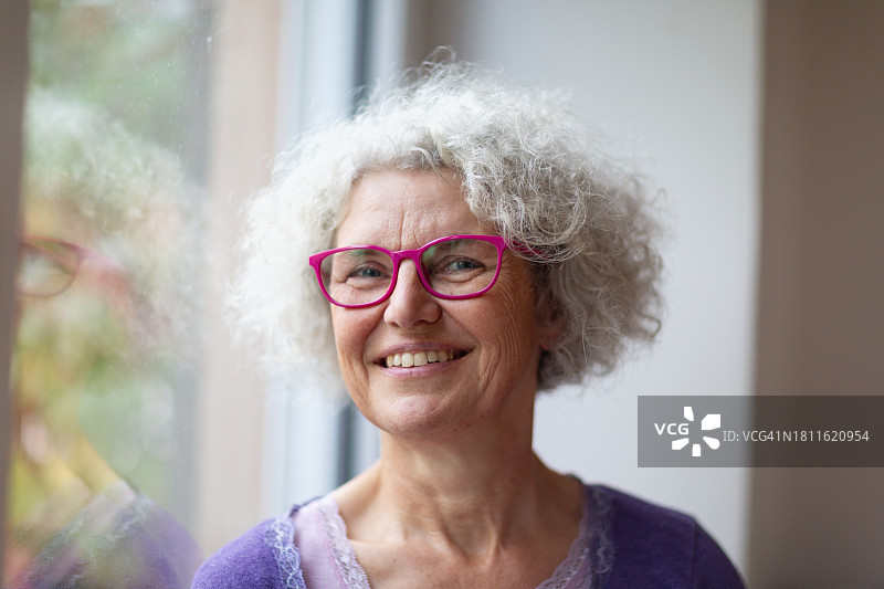 一位有着卷发的美丽中年妇女的肖像图片素材