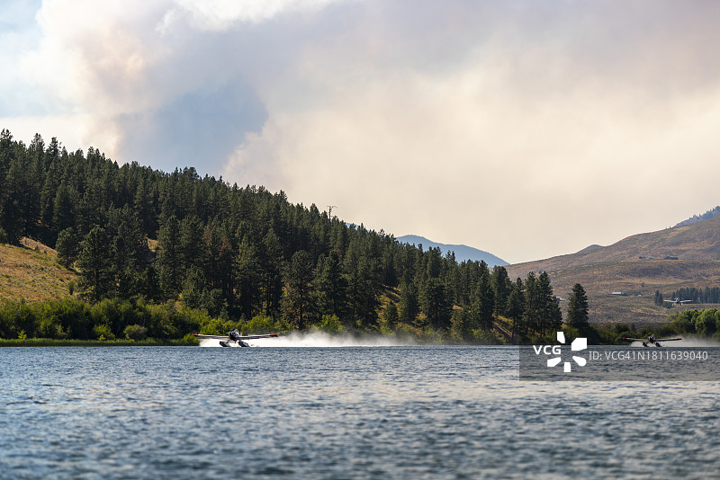 消防飞机在梨金湖取水图片素材