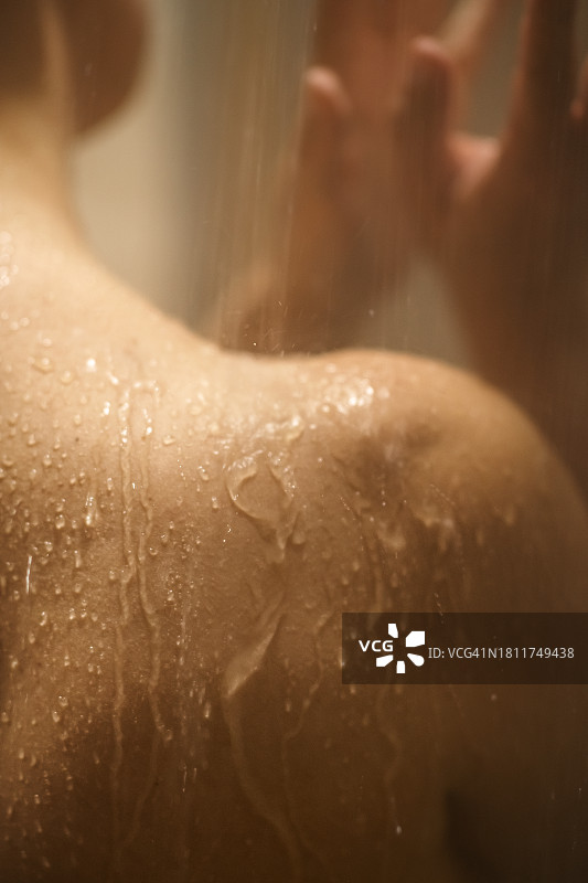 女人淋浴，背部和肩部特写图片素材