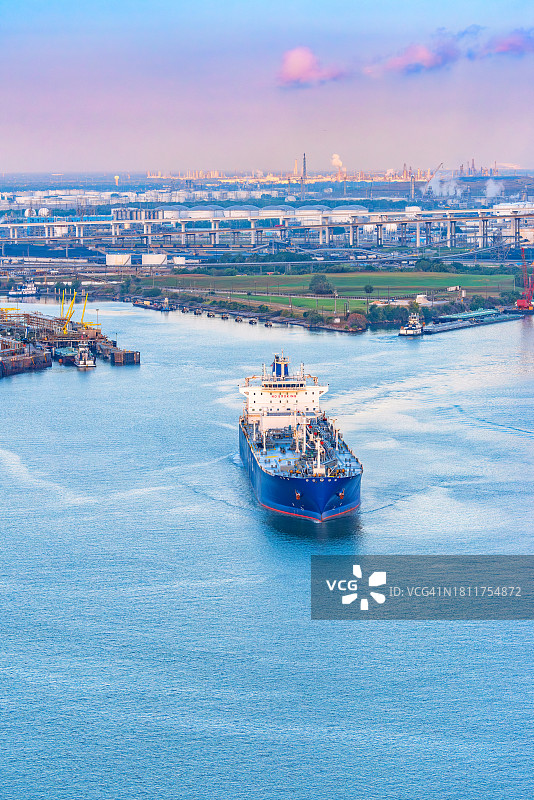 驶向大海的油轮图片素材