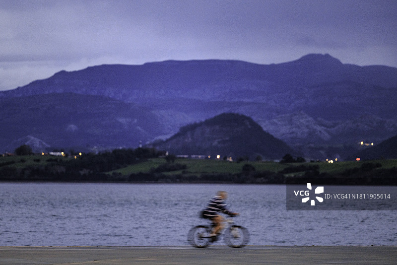 在桑坦德海湾码头骑自行车图片素材