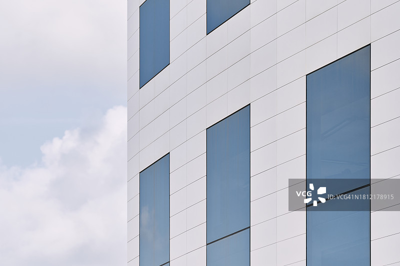 建筑物外墙，一排窗户和天空，侧视图图片素材