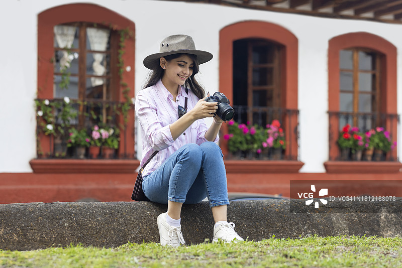 摄影师愉快地查看旅行照片图片素材