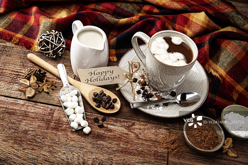 复古木纹背景上的圣诞热巧克力图片素材