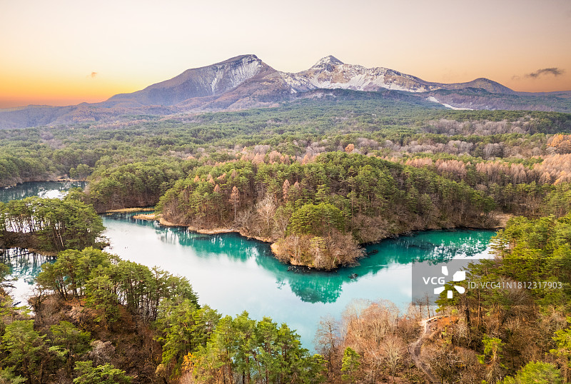 从五色沼航拍视角看福岛县的磐梯山图片素材