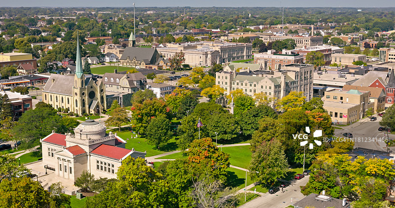 威斯康星州基诺沙航拍，画面包括西蒙斯社区图书馆和基督君王教堂图片素材