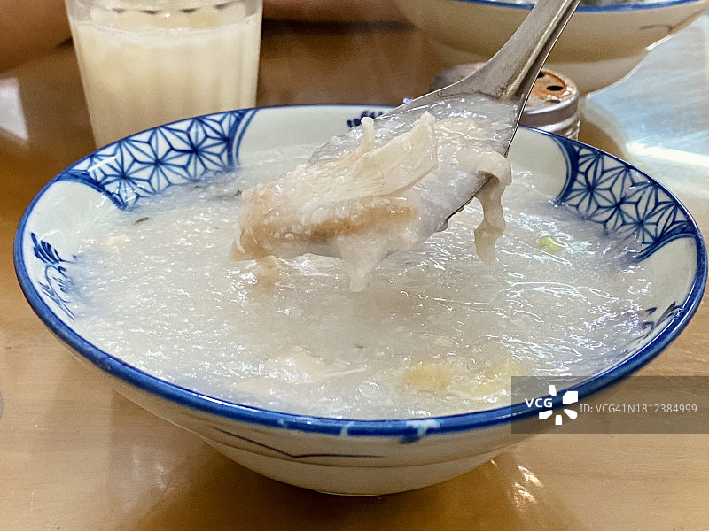 一碗鸡肉粥图片素材