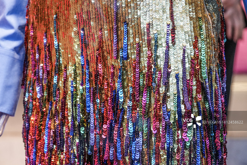 人体模型上的彩色亮片裙特写图片素材