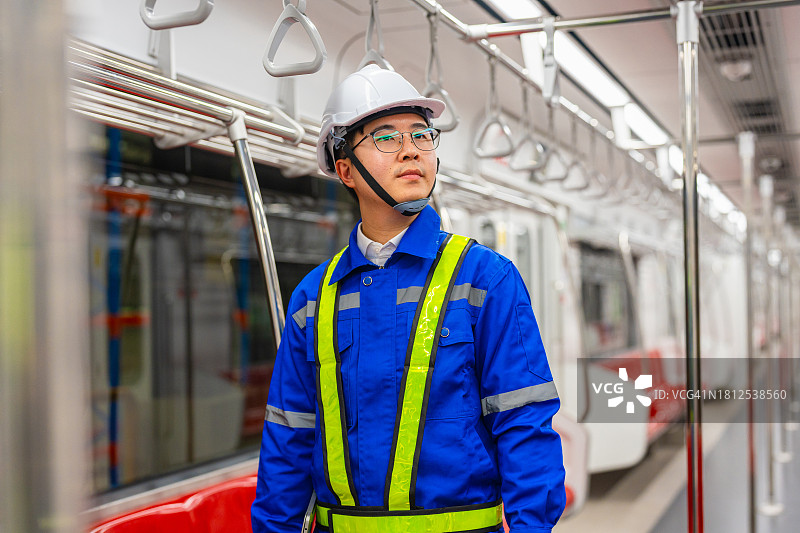 铁路工厂工程师检查公共交通车辆内部图片素材