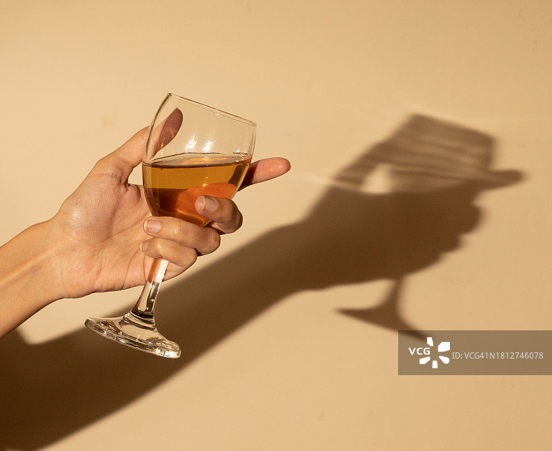 女人手持一杯葡萄酒图片素材