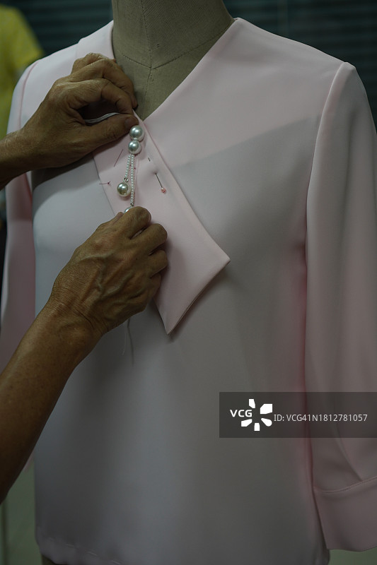 抓住衣领的女裁缝图片素材