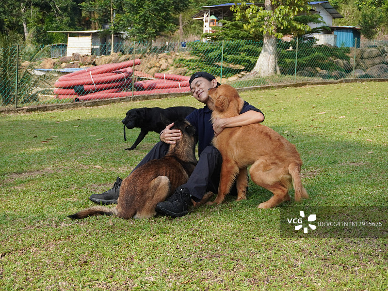 清晨，训犬员与他的狗训练互动摄影图片素材