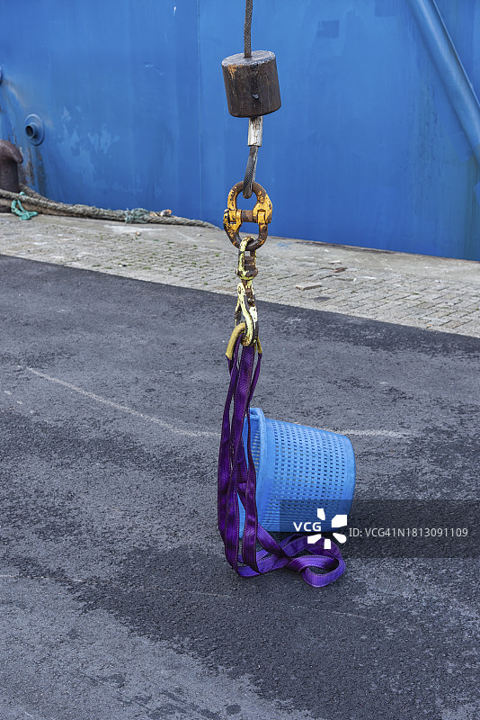 码头上的蓝色塑料篮图片素材