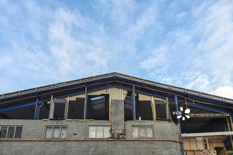 拆除中的工厂大楼正面图片素材