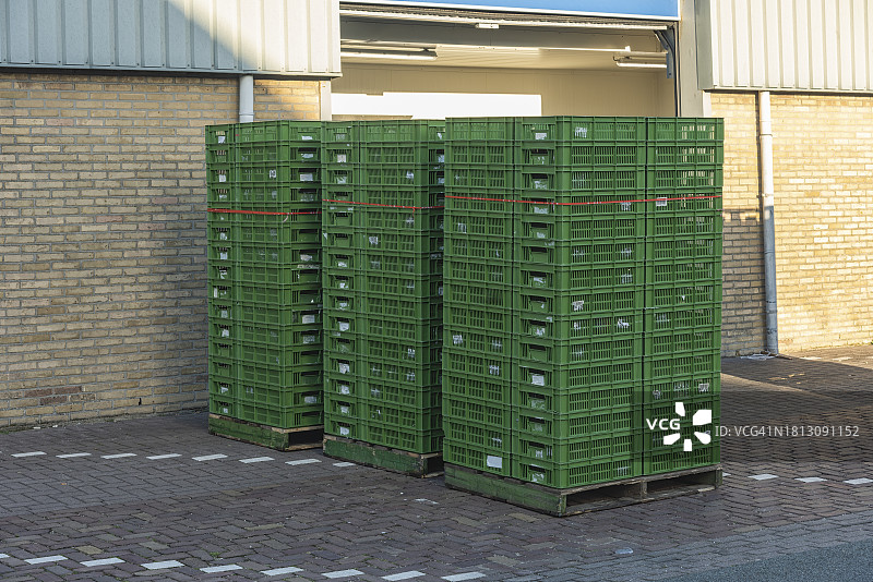 堆叠在一起的绿色塑料箱图片素材