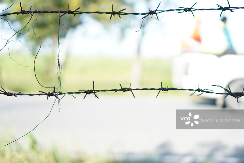 带刺铁丝栅栏图片素材