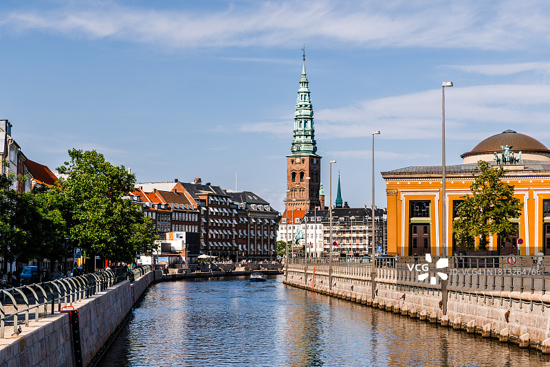 阳光明媚的丹麦，腓特烈港运河和哥本哈根老城区图片素材