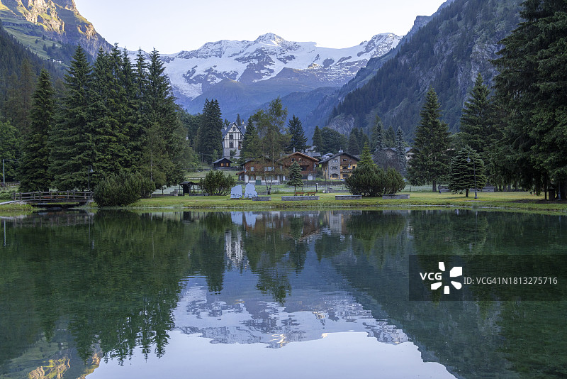 意大利格雷索内Gover湖中倒映着罗莎峰冰川，利斯山谷，瓦莱达奥斯塔图片素材