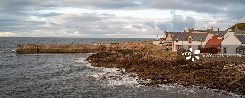 苏格兰芬多赫蒂港口边缘的房屋图片素材