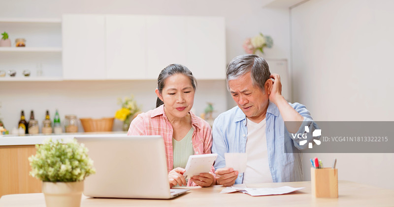老年夫妇查看账单图片素材