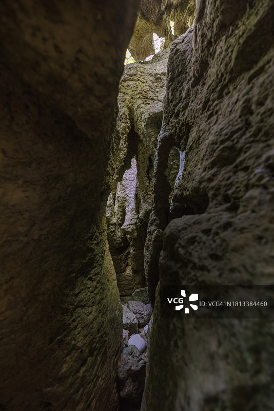 坎塔布里亚Huevo Frito海滩的岩层洞穴图片素材