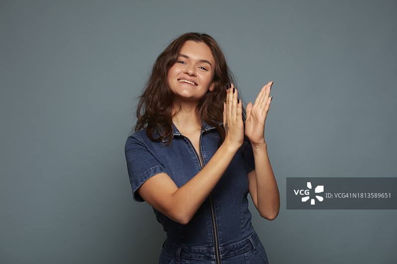 拍手庆祝的女子图片素材