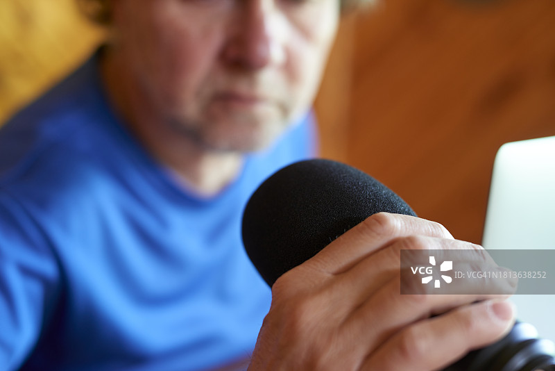 成年人录制播客图片素材