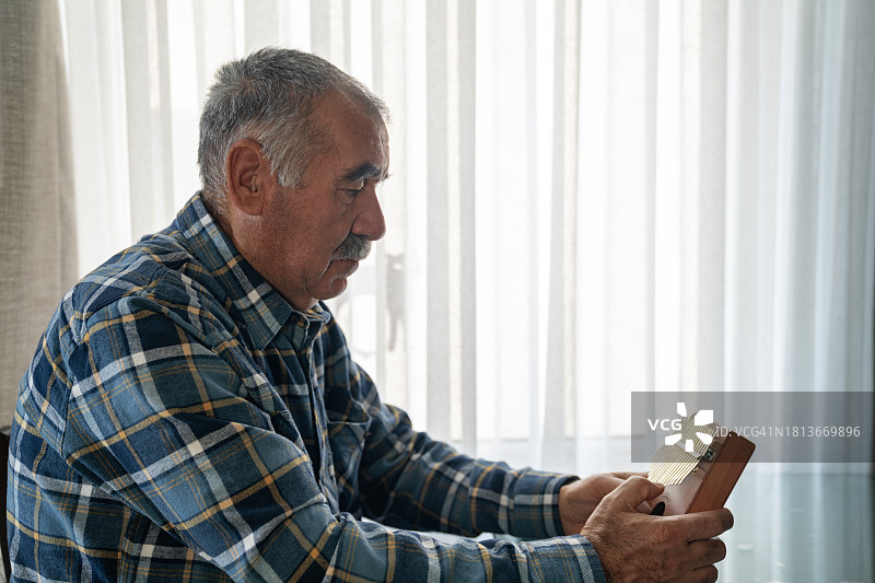 听力障碍老人演奏拇指琴图片素材