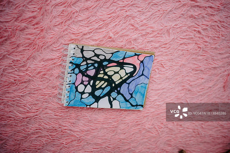 床上放置的神经图形绘画图片素材