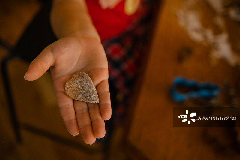儿童手掌上的心形圣诞饼干图片素材
