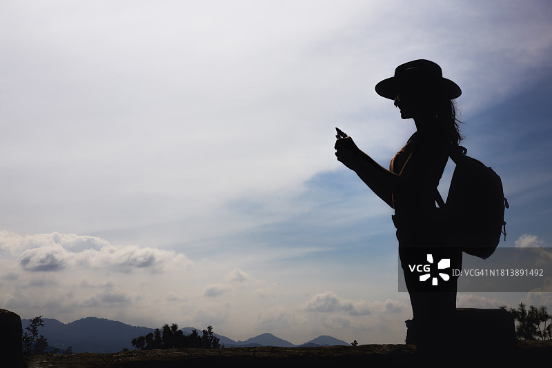 数字游民捕捉自然美景的轮廓图片素材