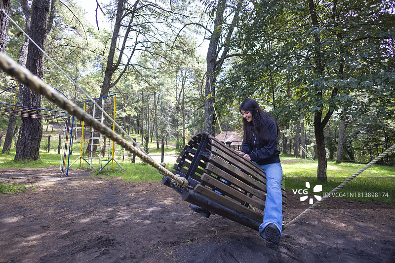 在儿童游戏中玩耍的年轻人图片素材