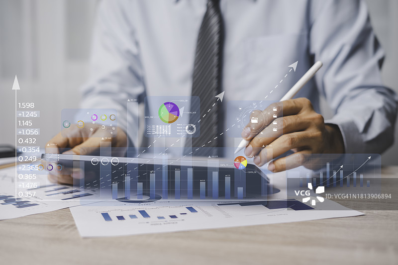 商人使用电脑制定战略并监控公司财务分析仪表板图表图片素材