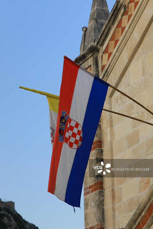 建筑一侧的克罗地亚国旗图片素材