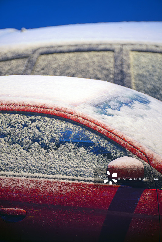 被雪覆盖的汽车图片素材