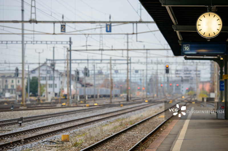 铁路轨道和架空线路失焦图片素材