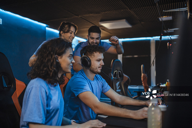 在网络游戏锦标赛上玩电子游戏图片素材