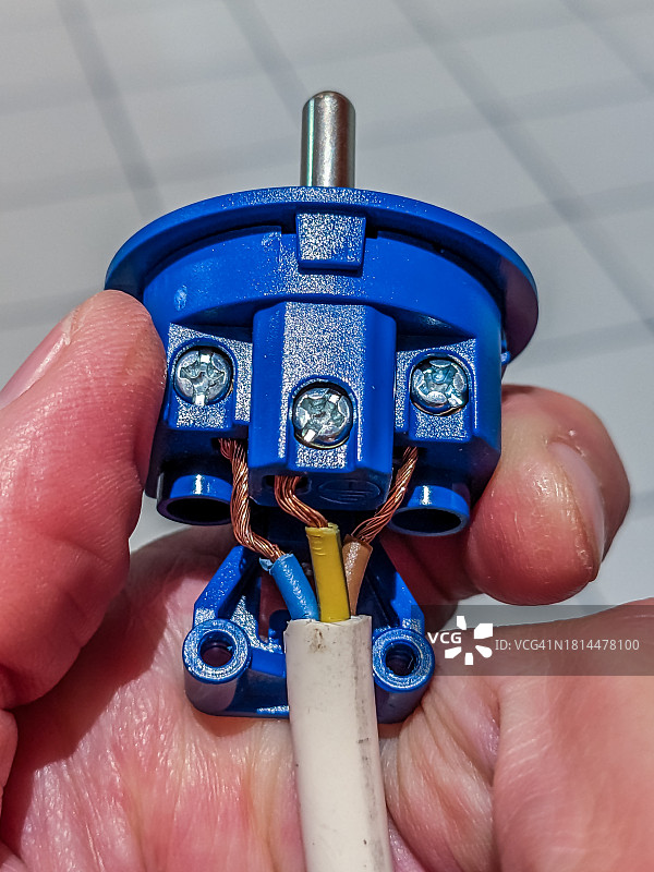 修理插头的男人特写图片素材