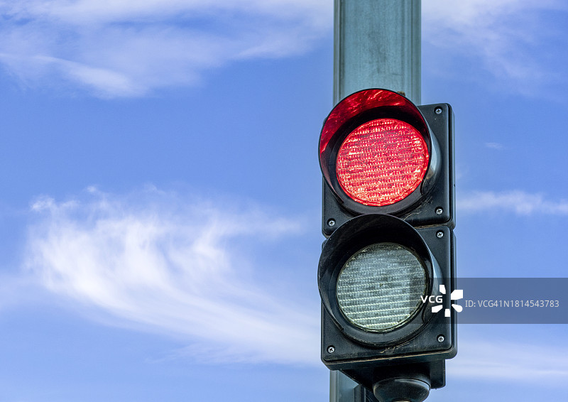 晴朗蓝天下城市交通信号灯的仰视角度照片图片素材