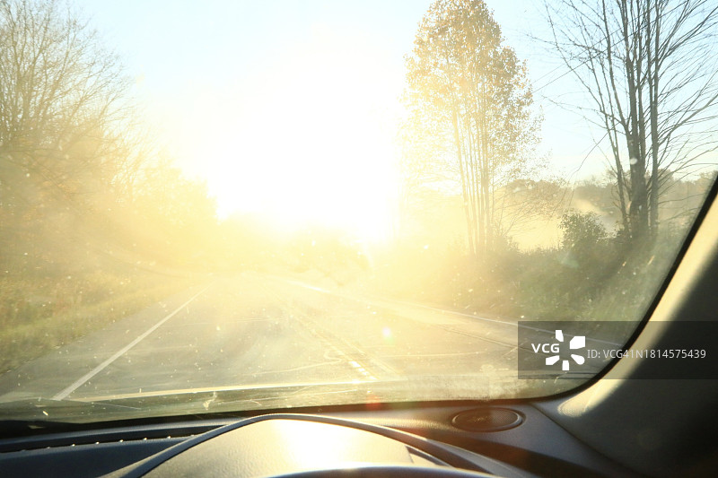 驾驶时明媚阳光造成的眩光危害图片素材