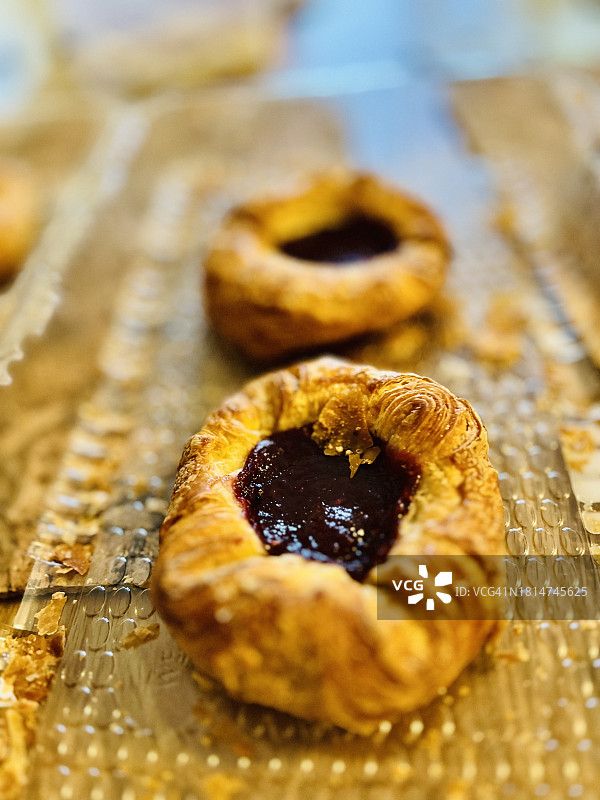 特写镜头下的果酱丹麦酥皮点心图片素材