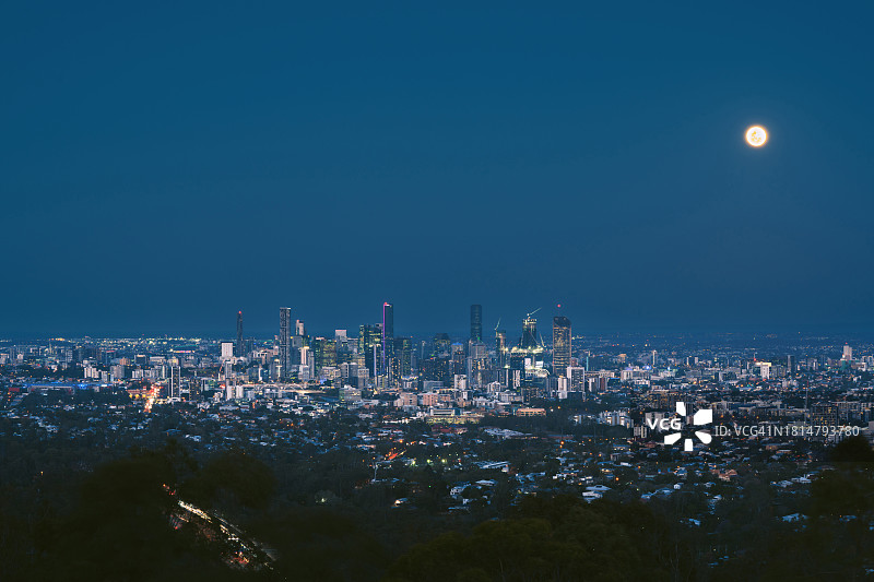 澳大利亚昆士兰州布里斯班市中心蓝色天空中的超级月亮图片素材